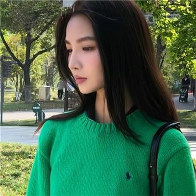 穿黄睡衣的女孩 海报